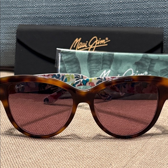 Maui Jim Tortoise Sunglasses with Floral Interior - Picture 7 of 11